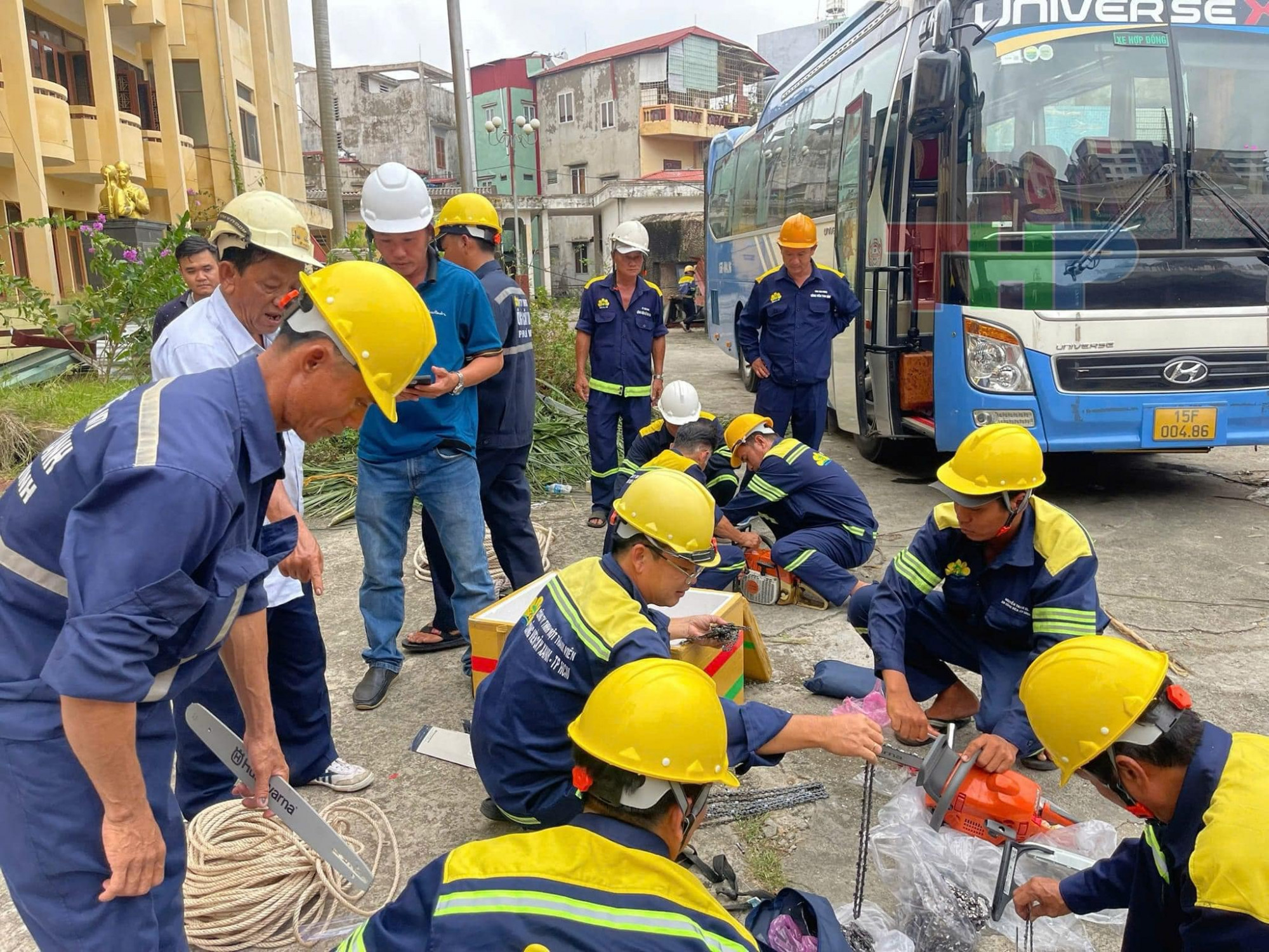 Những công nhân cây xanh TPHCM bắt tay làm nhiệm vụ ngay khi đặt chân đến Hà Nội và Hải Phòng