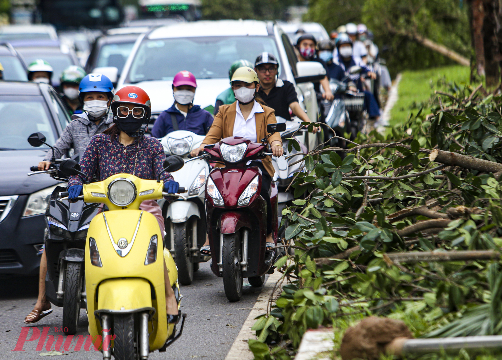 Để phục vụ người dân trở lại cuộc sống bình thường sau cơn bão số 3, Phòng CSGT đã chỉ đạo các Đội thuộc Phòng huy động tối đa quân số, triển khai thực hiện điều tiết, phân luồng, không để xảy ra ùn tắc kéo dài, tăng cường điều tiết giao thông qua hệ thống Camera;... Đồng thời, tiếp tục phối hợp các lực lượng khác khẩn trương khắc phục hậu quả cơn bão số 3, bảo đảm giao thông an toàn, thông suốt. Đề nghị người tham gia giao thông tự giác và nghiêm chỉnh chấp hành pháp luật về trật tự an toàn giao thông, cũng như sự phân luồng, điều tiết giao thông của lực lượng chức năng.