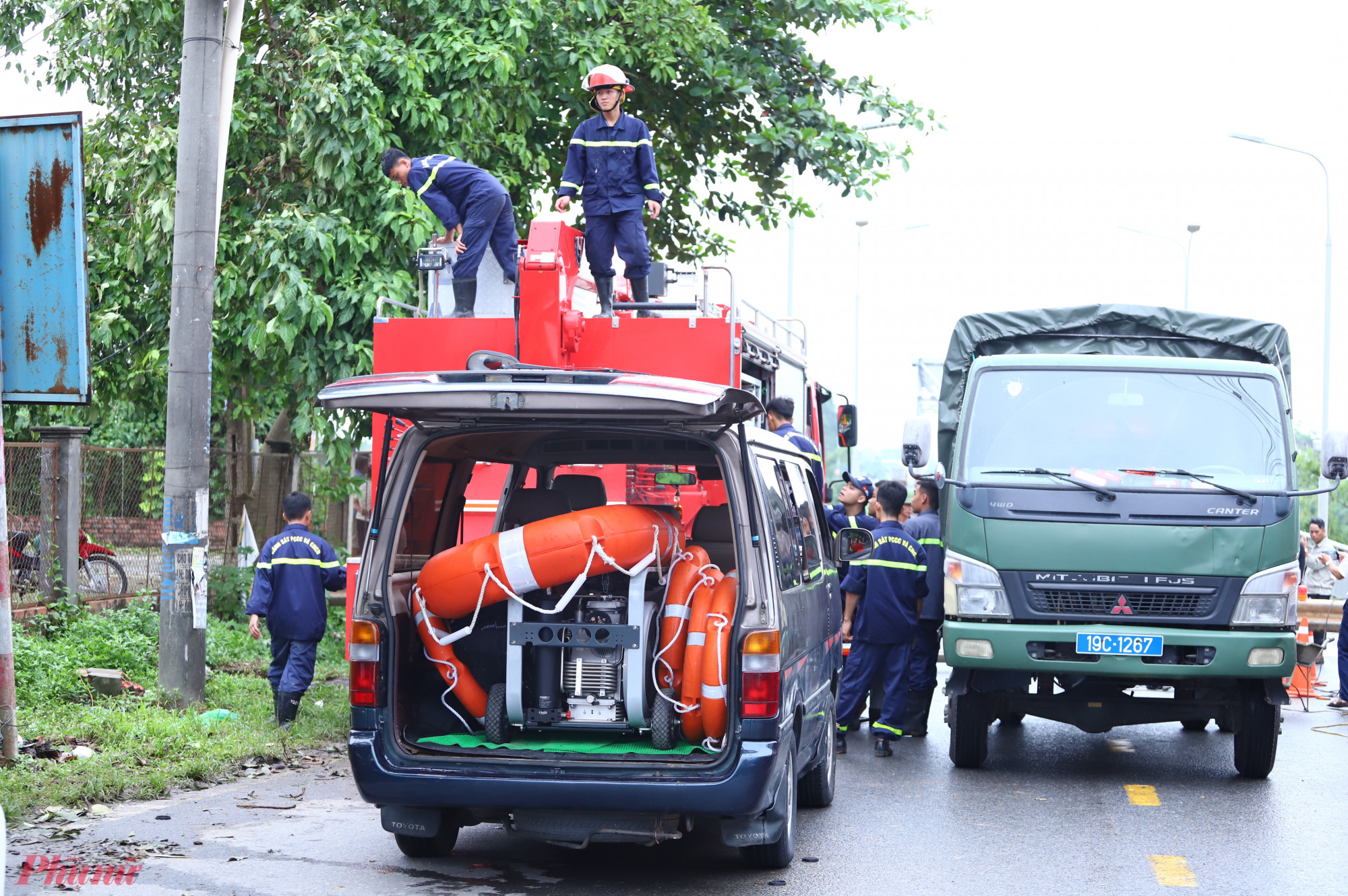 Lực lượng  Quân đội, Công an, Y tế,... đã tập trung đầy đủ tại đây,  chờ đợi thời điểm thích hợp để thực hiện cứu nạn cứu hộ.