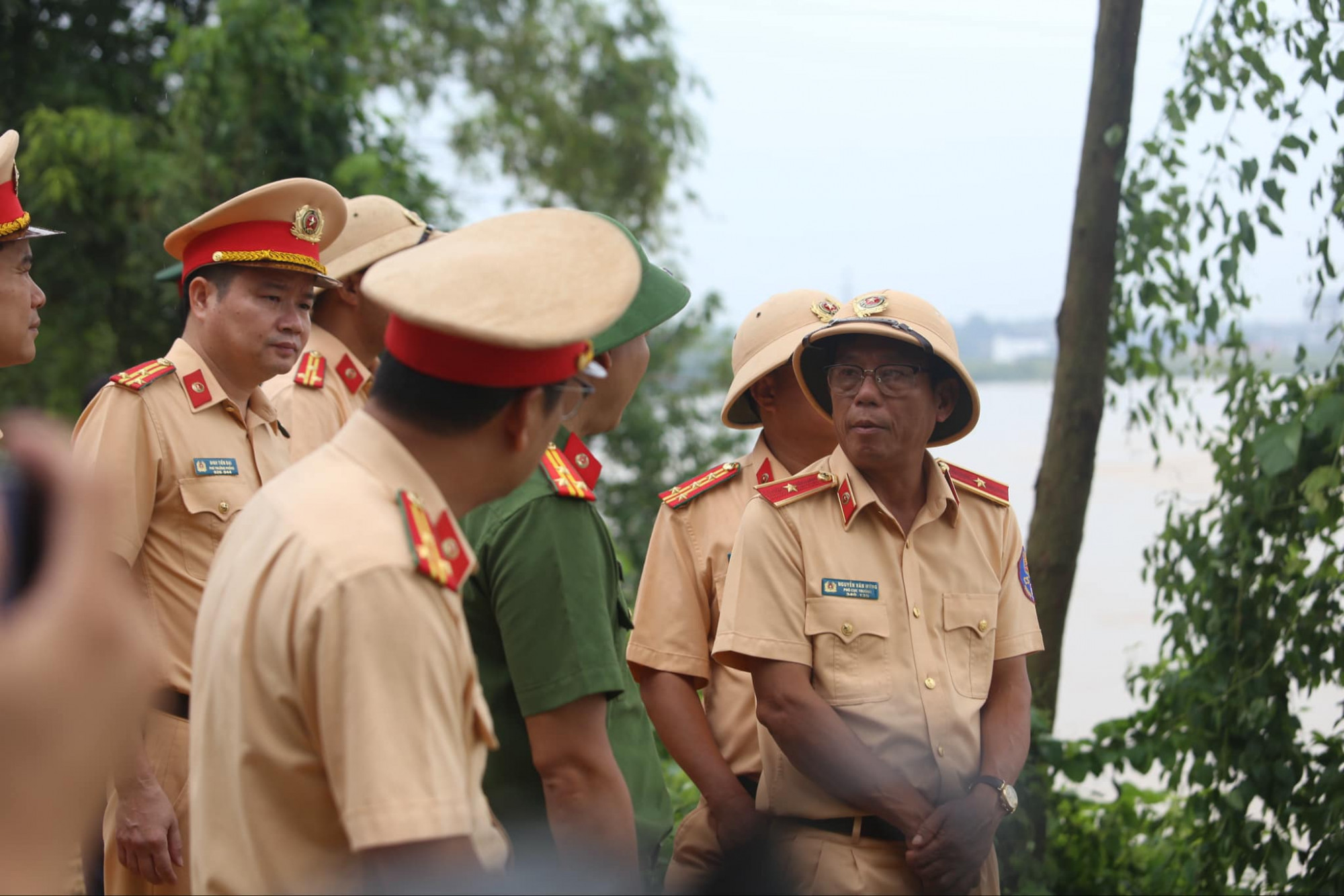 Lực lượng chức năng khảo sát hiện trường, tuy nhiên do nước quá siết nên gây nhièua khó khăn trong công tác cứu hộ cứu nạn