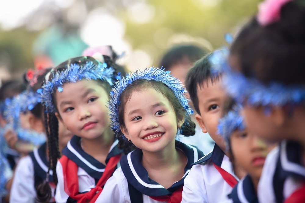 Các em học sinh Trường tiểu học Bảo Thạnh hân hoan trong ngày đầu tiên của năm học mới