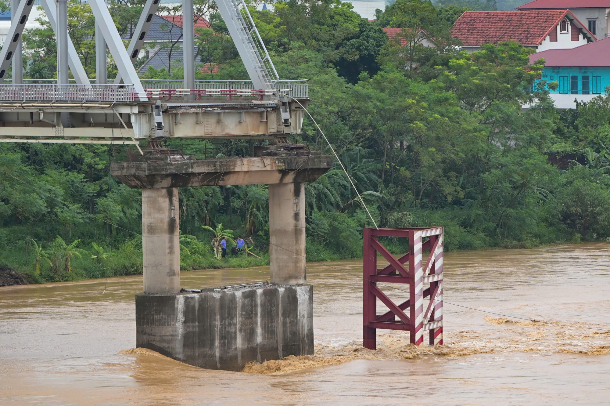 Cầu Phong Châu bị sập - Ảnh: T.Đ