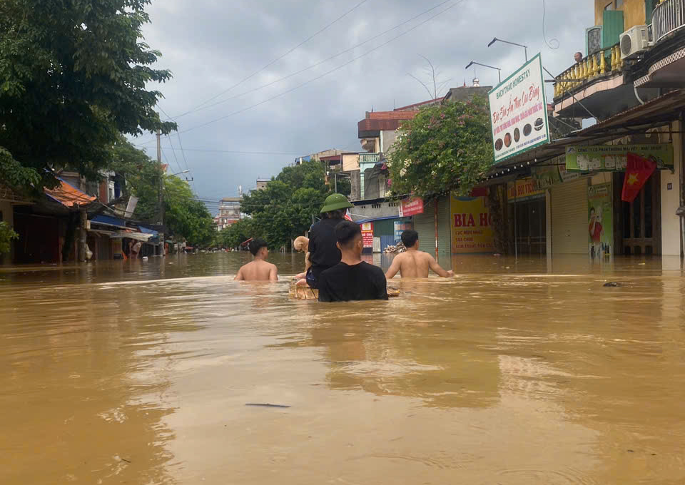 Mực nước dâng cao đã gây ngập lụt sâu, ảnh hưởng đến giao thông và cuộc sống của nhiều vùng dân cư sinh sống dọc hai bờ sông Cầu.