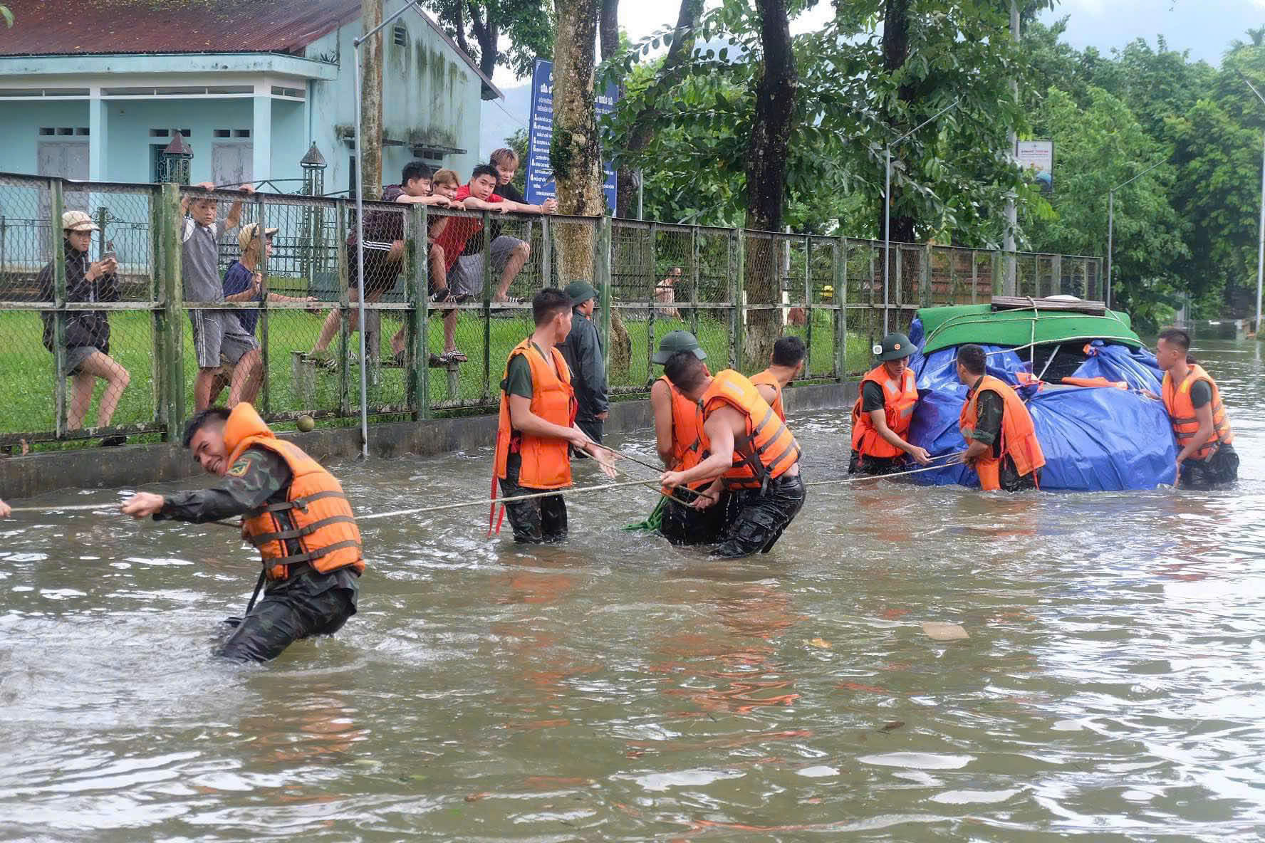 Để đảm bảo an toàn tính mạng và tài sản của người dân, Tỉnh Thái Nguyên đã lên kế hoạch di dời người dân khỏi vùng bị ảnh hưởng.