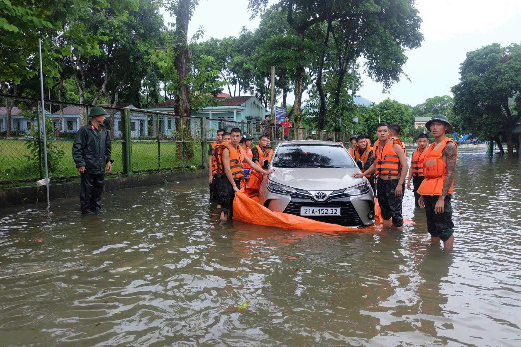 Lực lượng chức năng sẽ tiếp tục thức trắng đêm hỗ trợ người dân vùng lũ.