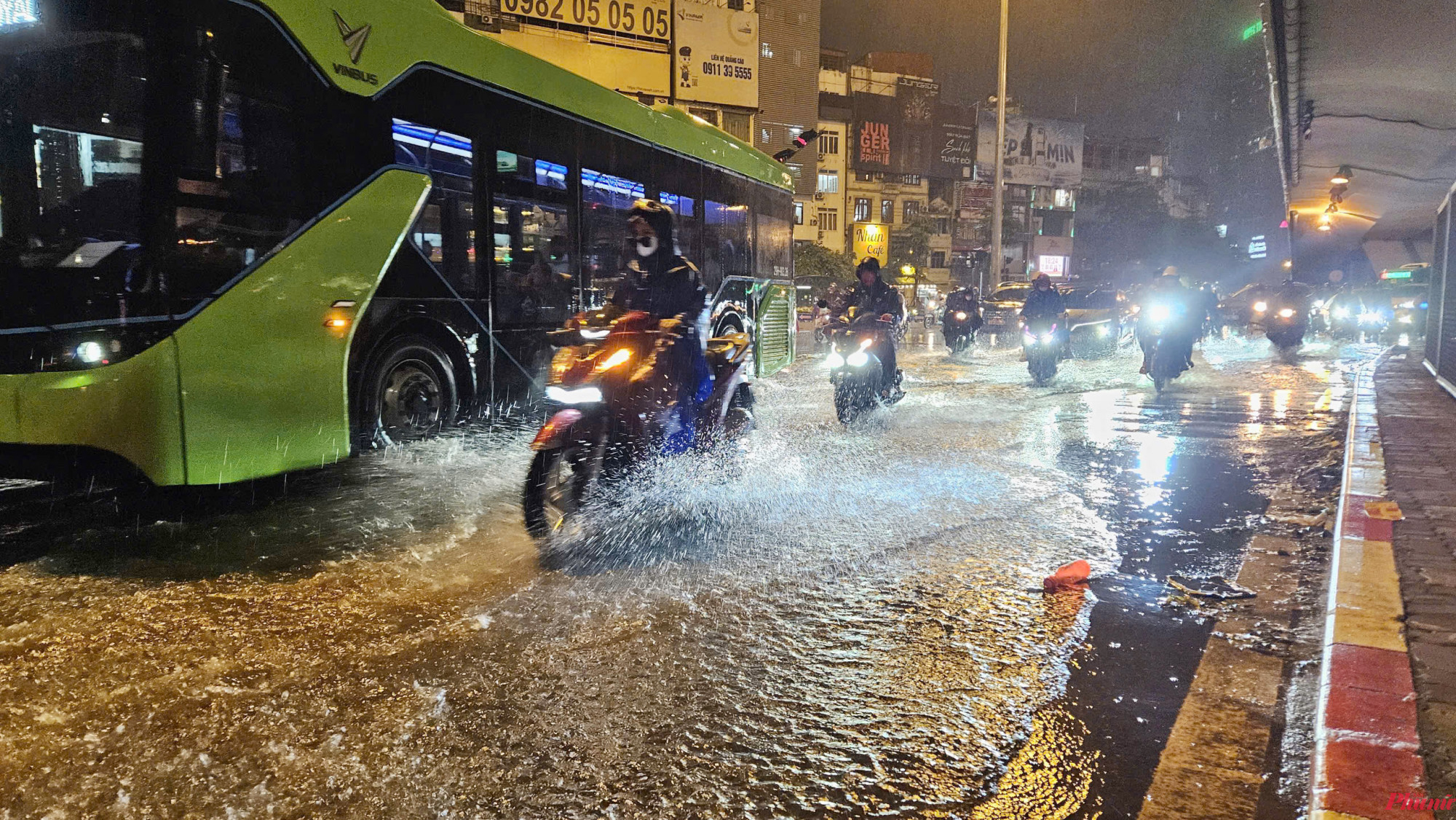 Nhiều nơi được cảnh báo ngập úng do mực nước sông Hồng cũng đang tăng cao nhanh chóng vào chiều ngày 8/9.