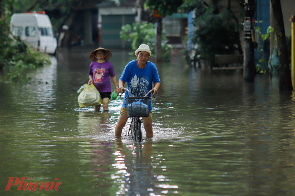 Một đoạn dài khu phố Nhuệ Giang đã chìm nghìm trong nước.