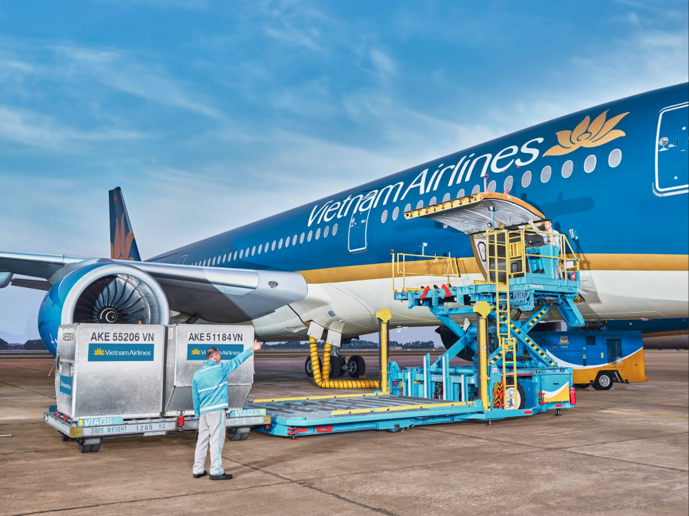 Hàng hóa cứu trợ sẽ được Vietnam Airlines vận chuyển miễn phí ra Bắc cứu trợ mưa, lũ. Ảnh: VNA