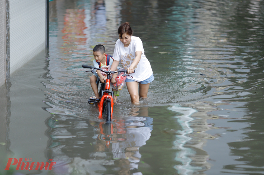 Chị Lê Thị Hoa (Xa La, Hà Nội) chia sẻ: “Đây là lần thứ 2 trong năm nay khu vực này bị ngập lụt đến mức độ này. Tôi phải di tản con lên nhà người quen ở nhờ để cháu có thể tiện đi học vào tuần tới”.