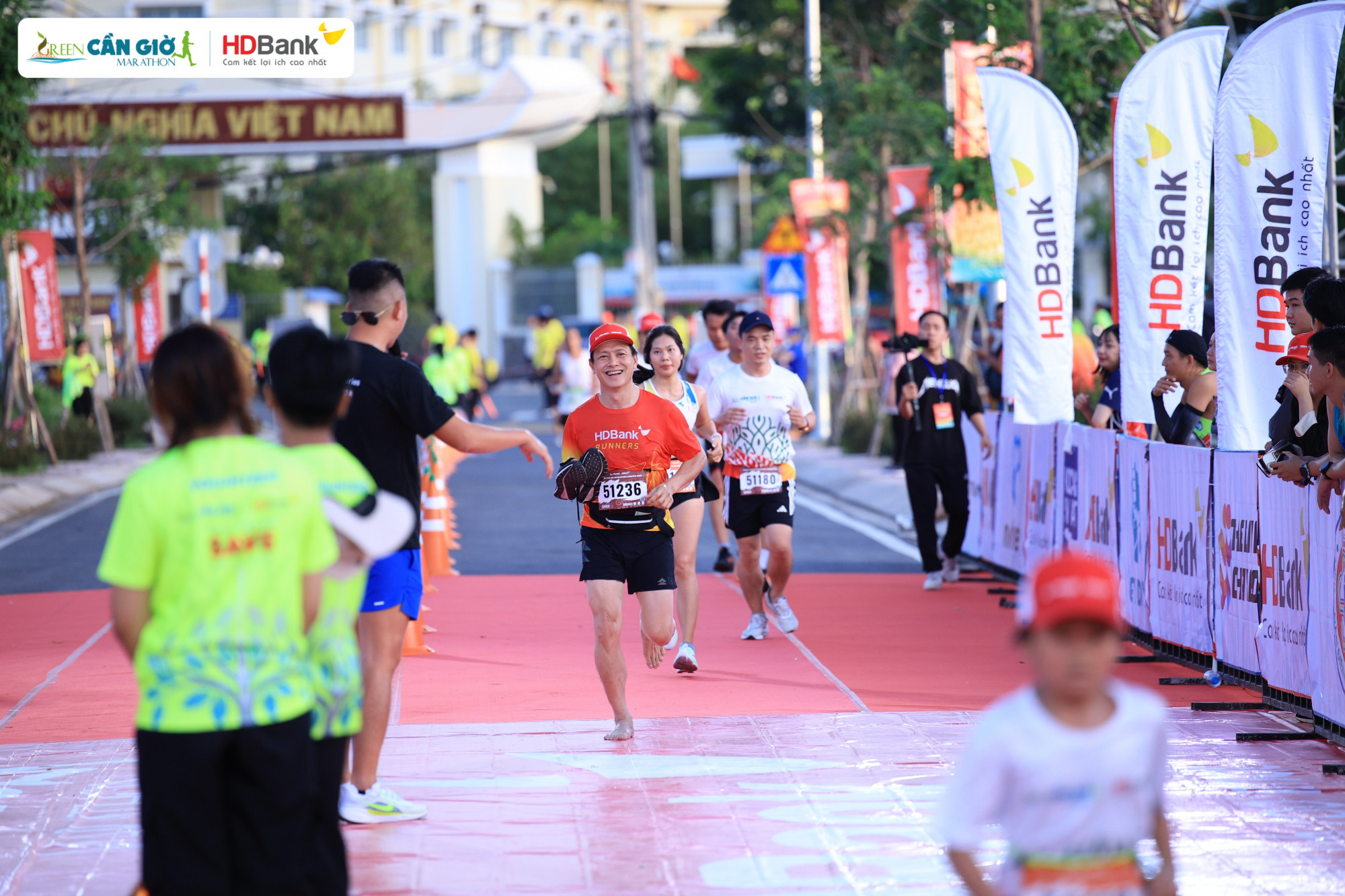 Anh Lê Thanh Tùng đã về đích ấn tượng với… đôi bàn chân trần, do giày bị bong trên đường - Ảnh: HDBank