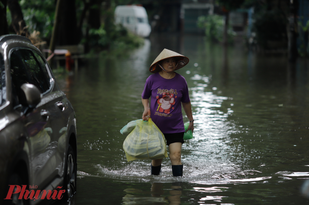 Bà Hoà (Hà Đông, Hà Nội) chia sẻ: “chưa bao giờ tôi thấy mực nước sông dâng cao đến mức như thế này bởi địa thế khu vực cũng không phải thấp”