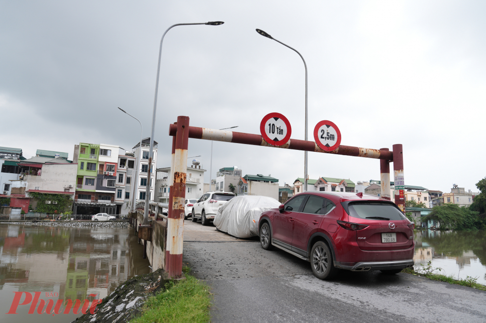 Lo lắng nước sông dâng cao, nhiều chủ phương tiện phải di tản đỗ xe lên trên mặt cầu vượt sông.