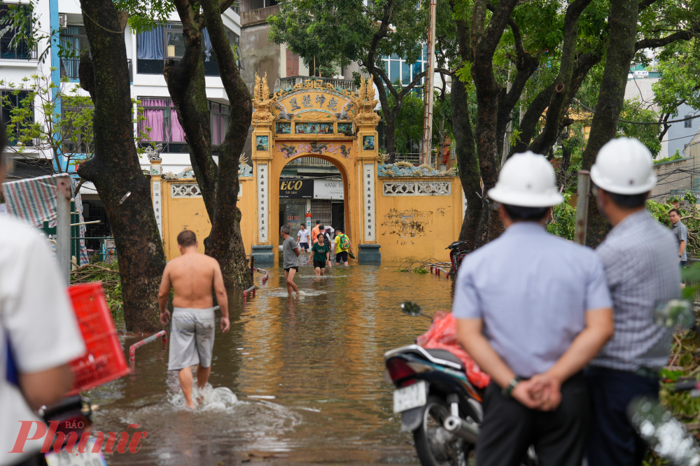 Làng Mậu Lương chìm ngập trong nước do vị thế sát cạnh bờ sông Nhuệ.