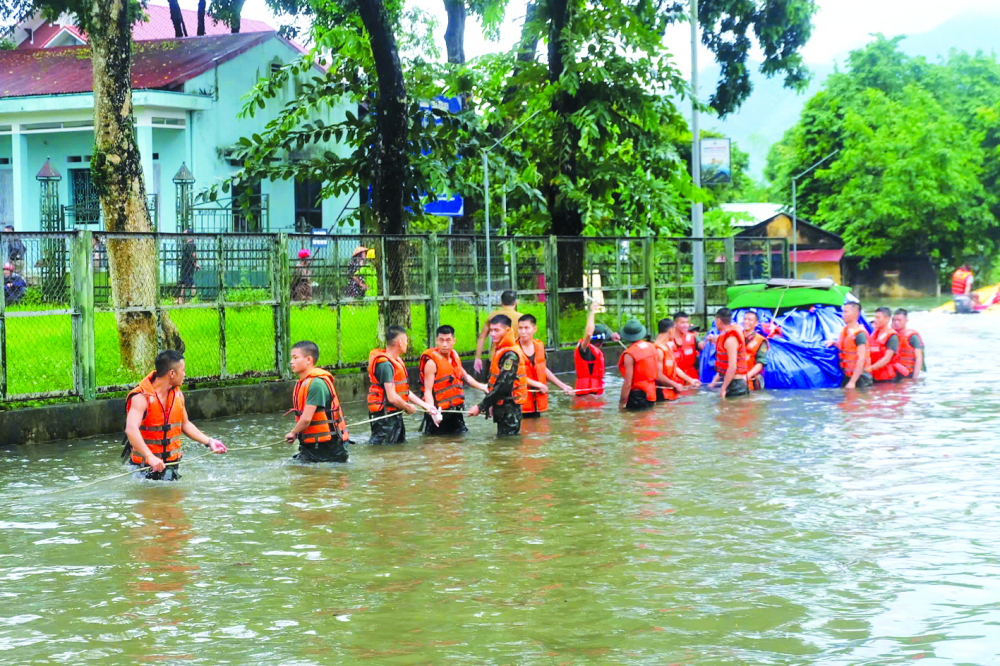 Cán bộ, chiến sĩ trung đoàn 174, sư đoàn 316 (Quân khu 2) giúp bà con nhân dân chạy lũ tại các xã ven thủy điện Thác Bà, huyện Yên Bình, tỉnh Yên Bái - ẢNH: ANH NGỌC