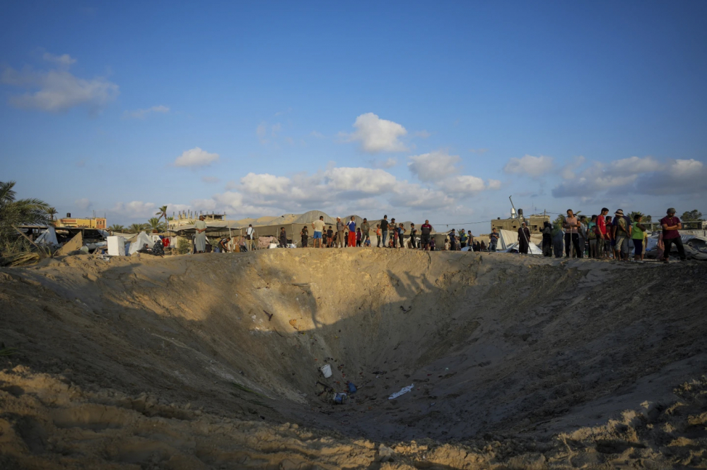 Israel cho biết vụ tấn công nhắm vào các chiến binh Hamas quan trọng đang ẩn nấp tại khu tị nạn - Ảnh: AP/Abdel Kareem Hana