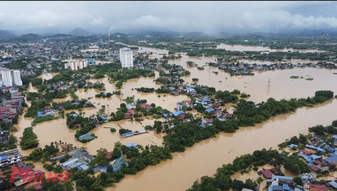 Người dân cố thủ trên tầng 2 thậm chí đã phải lên tầng 3 vì lực lượng chức năng chưa vào kịp. Cùng với đó là việc thiếu vật lực các loại xuồng ca nô nhỏ để liên tục luồn lách chướng ngại vật.