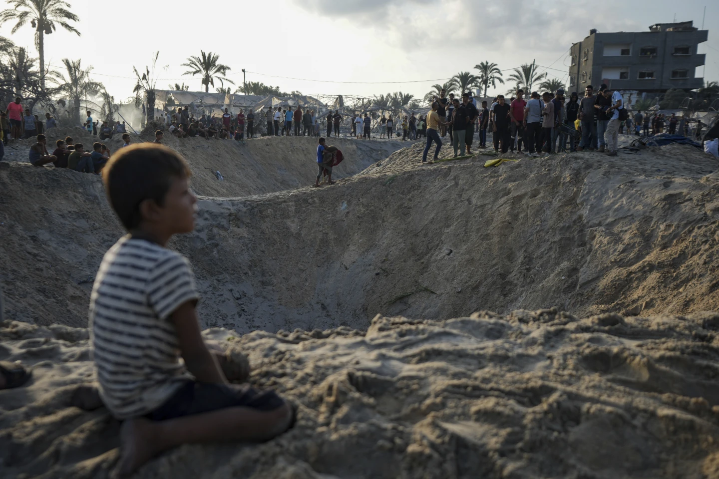 Người Palestine nhìn cảnh đổ nát sau cuộc không kích của Israel vào một khu lều trại tị nạn đông đúc của người Palestine vào ngày 10/9 - Ảnh: AP/Abdel Kareem Hana