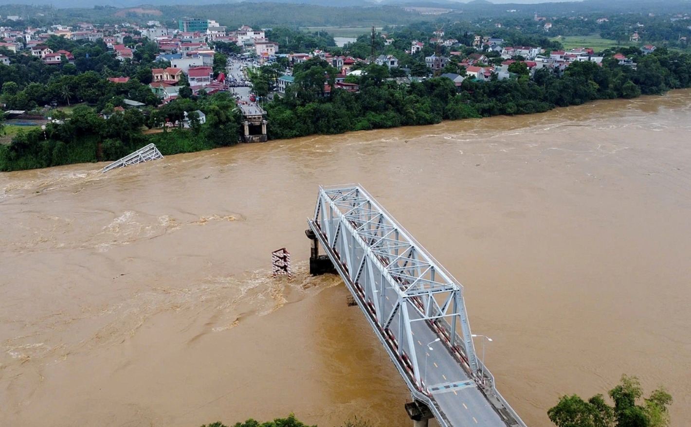 Sập cầu Phong Châu ở Phú Thọ khiến nhiều người thương vong