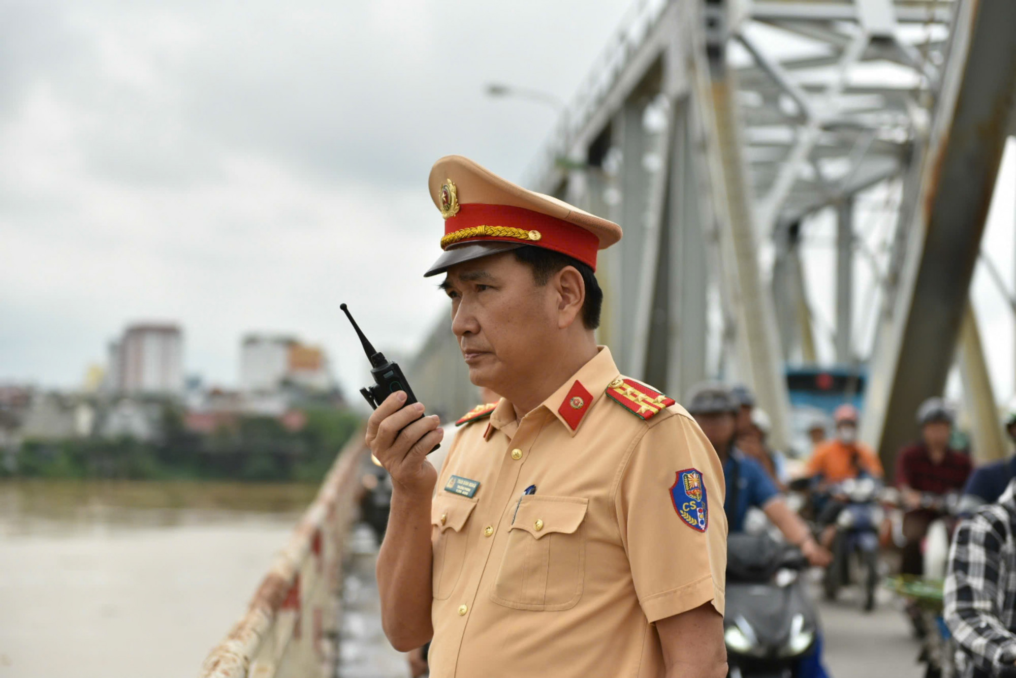 Đại tá Trần Đình Nghĩa - Trưởng phòng Cảnh sát giao thông có mặt chỉ đạo công tác cứu hộĐại tá Trần Đình Nghĩa - Trưởng phòng Cảnh sát giao thông trực tiếp chỉ đạo công tác cứu hộ