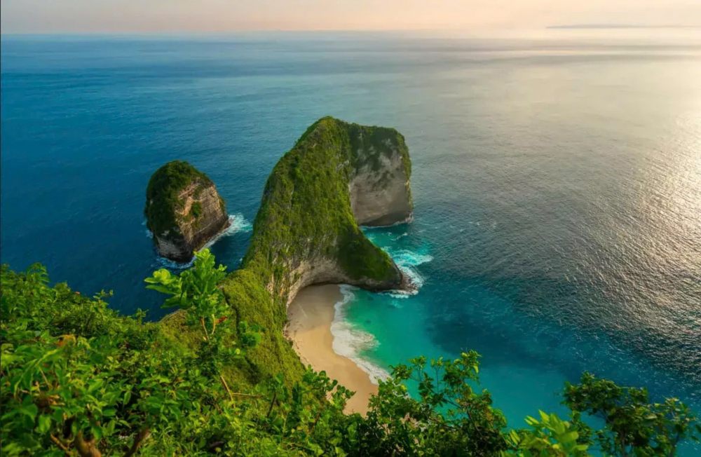 Tọa lạc tại bờ Tây Nam đảo Nusa Penida hoang sơ của Indonesia và được mệnh danh là bãi biển đẹp thứ hai ở Châu Á, bãi biển Kelingking nổi tiếng với những vách núi dựng đứng có hình dáng giống như một chú khủng long ôm lấy phần eo biển. Dưới chân vách đá là bãi biển hình móng ngựa với bờ cát trắng mịn trải dài, ôm trọn làn nước xanh ngọc bích lấp lánh dưới ánh mặt trời. Để đến bãi biển Kelingking, du khách cần phải vượt qua hơn 800 bậc thang dẫn xuống vách đá, tuy gian nan nhưng thành quả bạn nhận được sẽ vô cùng xứng đáng khi tận mắt chiêm ngưỡng khung cảnh ngoạn mục từ trên cao. Ngoài ra, Kelingking còn là thiên đường cho những người đam mê khám phá những hoạt động thể thao dưới như chèo thuyền kayak, lặn dưới đại dương hoặc leo núi thám hiểm. 