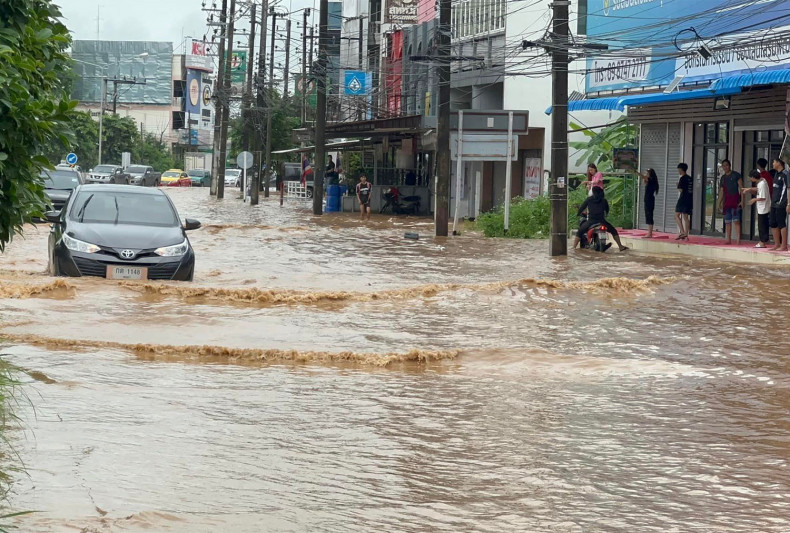 Ô tô di chuyển thận trọng dọc theo một con đường ngập lụt ở huyện Muang của tỉnh Chiang Rai vào sáng 11/9 - Ảnh: Phòng quan hệ công chúng của tỉnh Chiang Rai/Bangkok Post