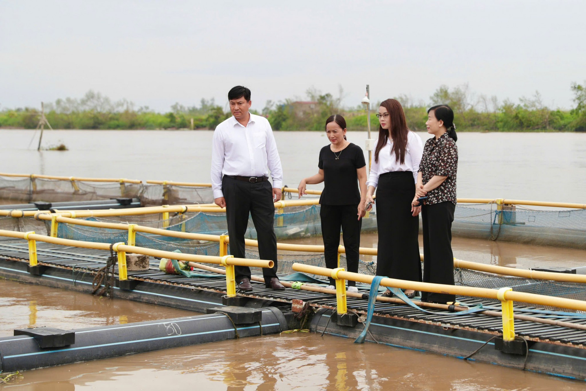 Đoàn công tác thăm hỏi, động viên khách hàng Phạm Văn Nhiêu tại huyện Tiên Lãng, tỉnh Hải Phòng, bị thiệt hại khoảng 200 tấn cá giống, cá thịt và 3 khu lán trại, thiệt hại ước tính 13 tỉ đồng - Ảnh: Agribank