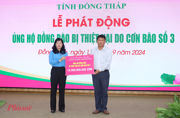 Liên đoàn lao động tỉnh Đồng Tháp trao bảng tượng trưng 10 tỉ đồng ủng hộ đồng bào bị ảnh hưởng do bão số 3