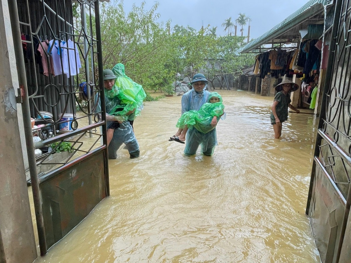 Nước sông Bùi lên nhanh, Chương Mỹ nhanh chóng sơ tán dân. ưu tiên đưa người già, trẻ em đến nơi trú an toàn