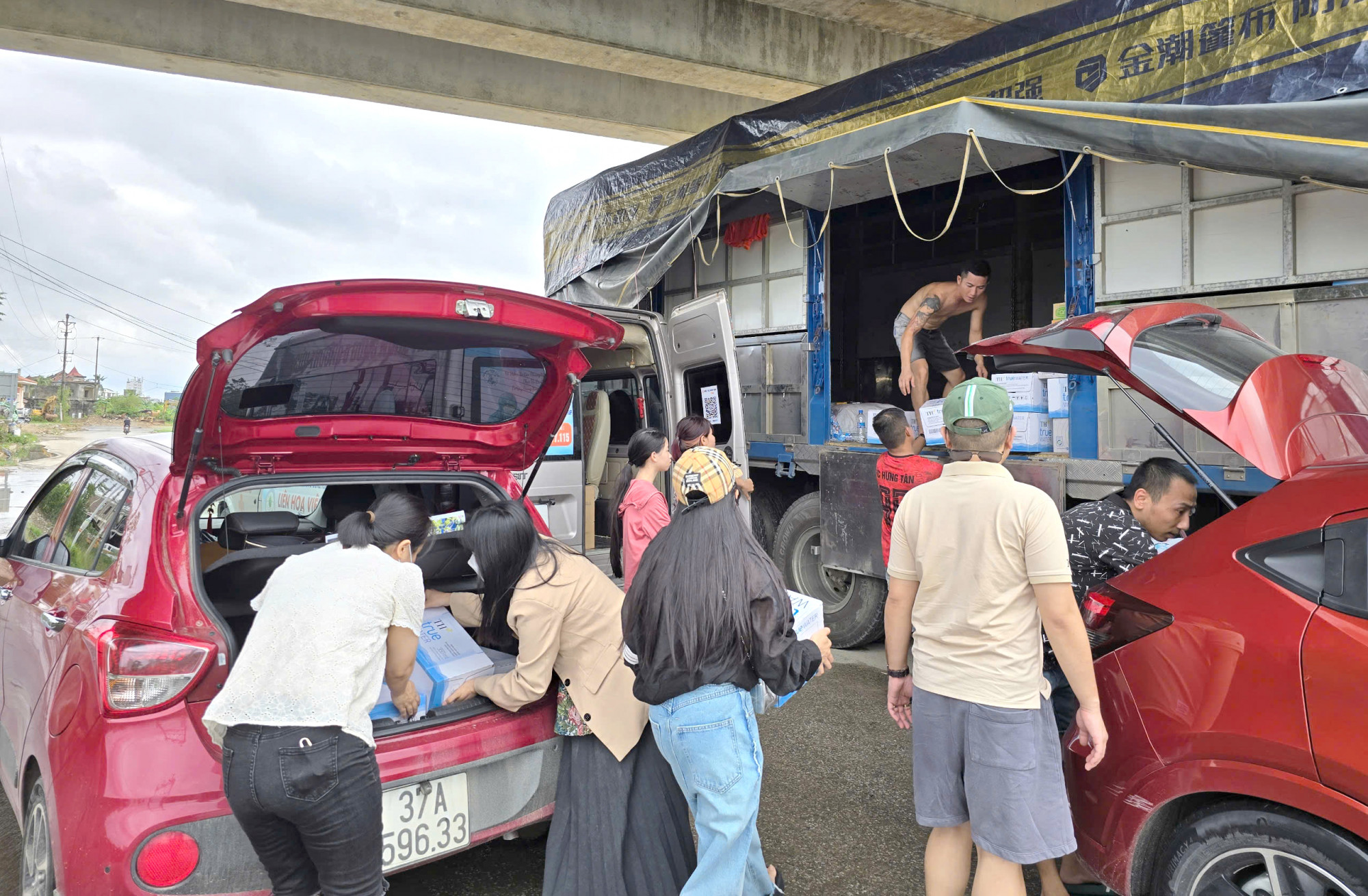 Hàng cứu trợ được chuyển lên xe tải để di chuyển ra vùng lũ - Ảnh: Phan Ngọc