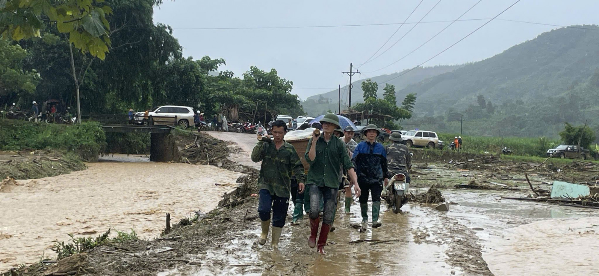 Con số nạn nhân thiệt mạng trong vụ lũ quét chôn vùi thôn Làng Nủ vẫn không ngừng tăng lên - Ảnh: F.B