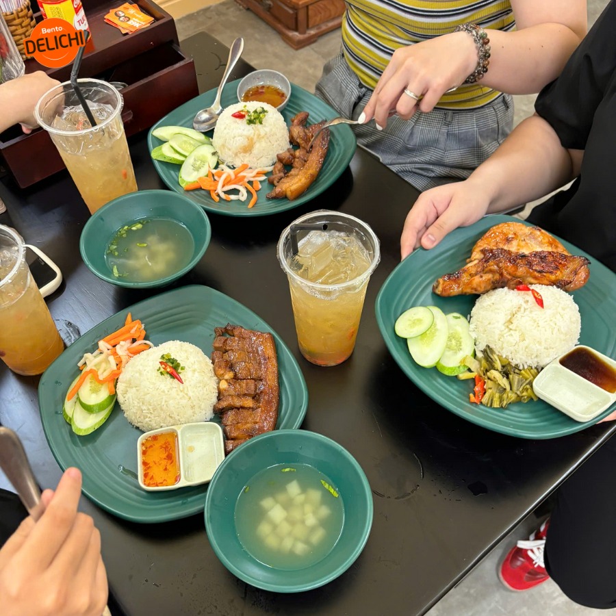 Bento Delichi là thương hiệu cơm gà xối mỡ và cơm gà mắm tỏi mới nổi tại Thành phố Hồ Chí Minh, Hà Nội, Đà Nẵng trong những năm gần đây. Bắt đầu xuất hiện tại Sài Gòn từ năm 2019, thương hiệu này đã để lại ấn tượng tốt đẹp trong lòng những người yêu thích món cơm gà xối mỡ, đặc biệt là giới trẻ. Với tiêu chuẩn của một quán cơm chuẩn Nhật, chất lượng món ăn ở đây rất xứng đáng với giá tiền. Bento Delichi rất tỉ mỉ trong khâu chế biến và bày trí, mỗi phần ăn đều được thực khách đánh giá cao.  Ngoài hai món chính là Cơm gà xối mỡ và Cơm gà mắm tỏi, Bento Delichi còn phục vụ các món ngon như Cơm gà sốt tiêu, Cơm gà sốt cay, Cơm gà sốt me, Cơm gà sốt Teriyaki, Cơm gà sốt tiêu xanh... Quán chuyên về cơm gà nên tất cả các món gà đều được tẩm ướp với gia vị đặc biệt, không giống với bất kỳ chỗ nào. Phần cơm ăn kèm rất dẻo vàng óng, ăn cùng với xà lách và củ cải muối của quán vừa ngon vừa không ngấy.