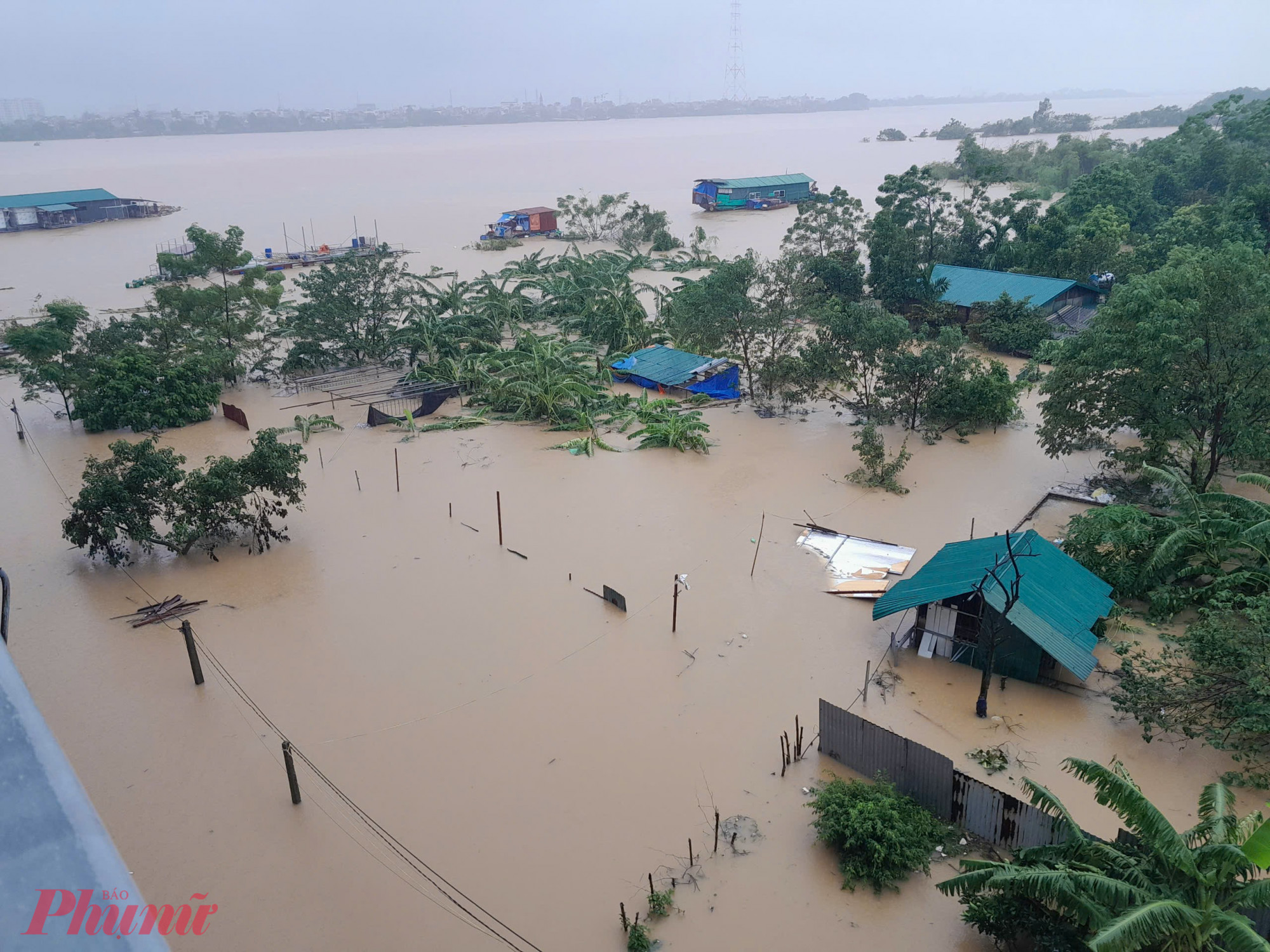 Nhiều tuyến phố hiện giờ ở đây mênh mông trong biển nước, ghi nhận khu vực cầu Thăng Long.