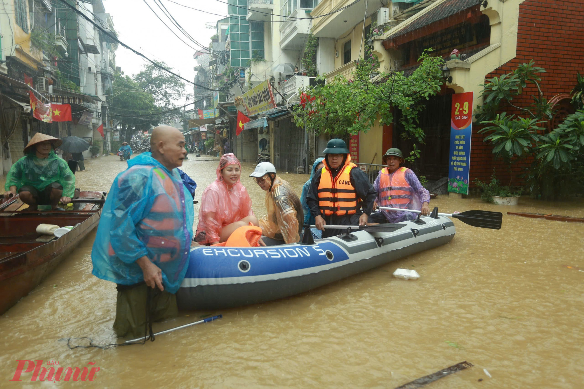 Do mực nước sông Hồng dâng lên nhanh, nhiều người dân sinh sống ở vùng trũng, ven sông trưa nay đã di chuyển đồ đạc và vào nội thành để tránh lũ.