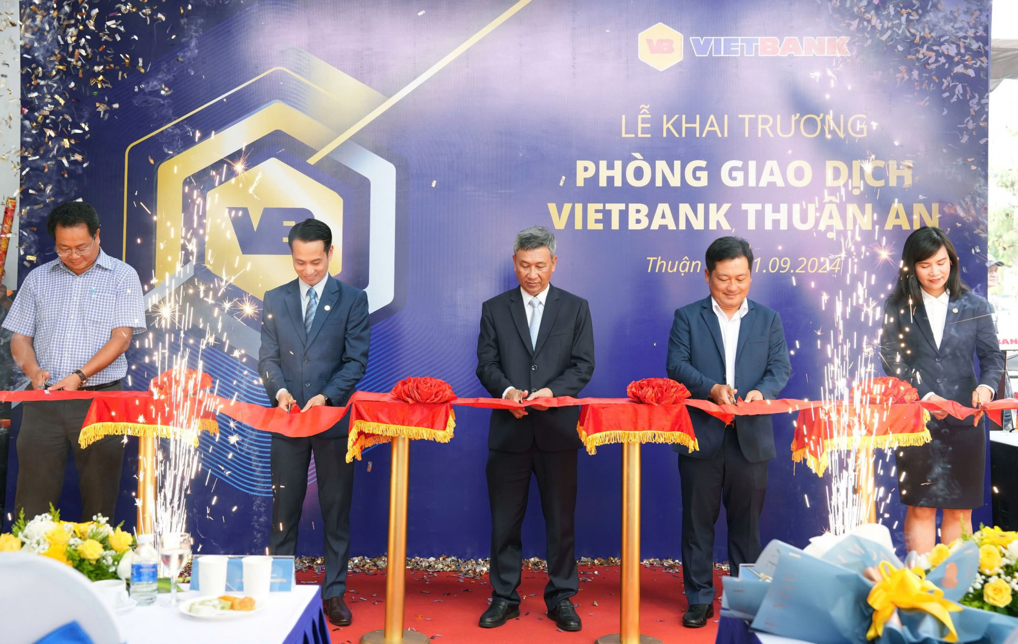 Lãnh đạo ngân hàng cùng khách mời thực hiện nghi lễ khai trương - Ảnh: Vietbank