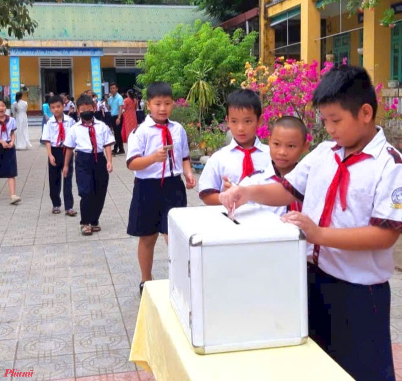 Học sinh trường Tiểu học thị trấn 1, huyện Phú Lộc (tỉnh Thừa Thiên- Huế), quyên góp ủng hộ 