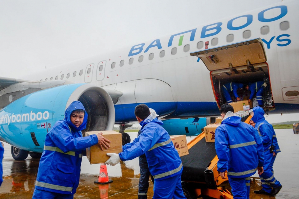 Ngay chiều tối ngày 10/9 – ngày đầu tiên trong chiến dịch Cánh bay yêu thương của Bamboo Airways, những lô hàng hóa cứu trợ đồng bào vùng lũ đã được tập kết và vận chuyển hỏa tốc đến Hà Nội trên hai chuyến bay QH278 và QH286. Theo đó, 150 thùng cháo tươi ăn liền đóng gói, tương đương với 1,2 tấn hàng hóa, đã được VACIP - Hiệp hội chống hàng giả và bảo vệ quyền sở hữu trí tuệ của các doanh nghiệp có vốn đầu tư nước ngoài tại Việt Nam, gửi từ TPHCM ra cứu trợ người dân vùng lũ trong tối 11/9. 