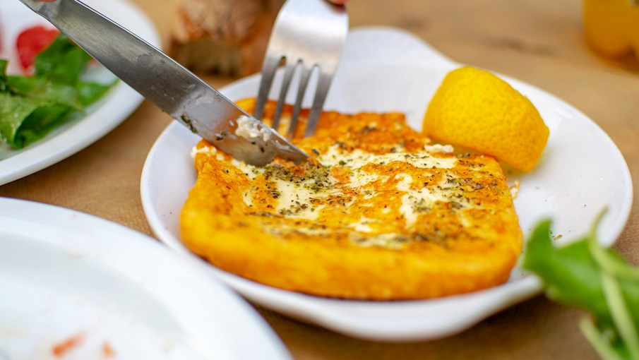 Saganaki  Saganaki là món khai vị nổi tiếng của Hy Lạp, trong đó các loại rau củ, thịt hoặc hải sản được bọc trong phô mai rồi áp chảo. Phô mai cũng có thể được chuẩn bị riêng, áp chảo cho đến khi có lớp vỏ vàng đặc trưng. Loại phô mai thường dùng trong saganaki là graviera, kefalograviera, kasseri, kefalotyri hoặc feta làm từ sữa cừu.