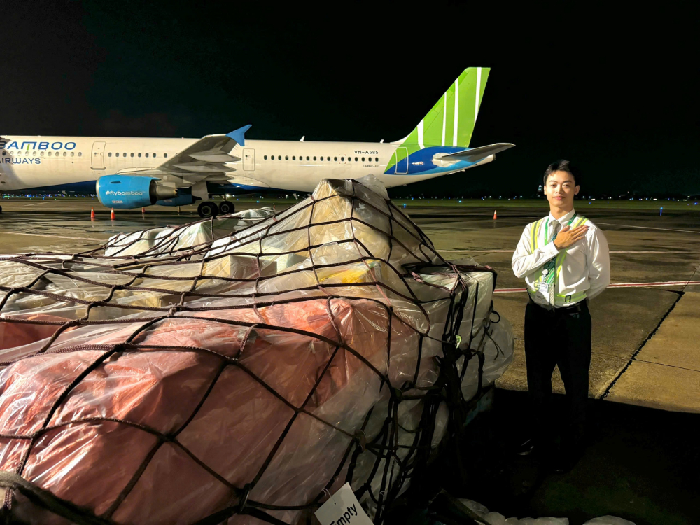 Dự kiến trong ngày hôm nay, 12/9, Bamboo Airways sẽ tiếp tục phối hợp với các “mạnh thường quân” để chuyên chở khoảng 1 tấn hàng hóa cứu trợ, bao gồm thực phẩm, đèn pin, thuốc men cùng các mặt hàng thiết yếu khác ra Hà Nội, kịp thời chuyển tiếp hỏa tốc đến tay các đồng bào đang chịu thiệt hại bởi lũ lụt lịch sử. 