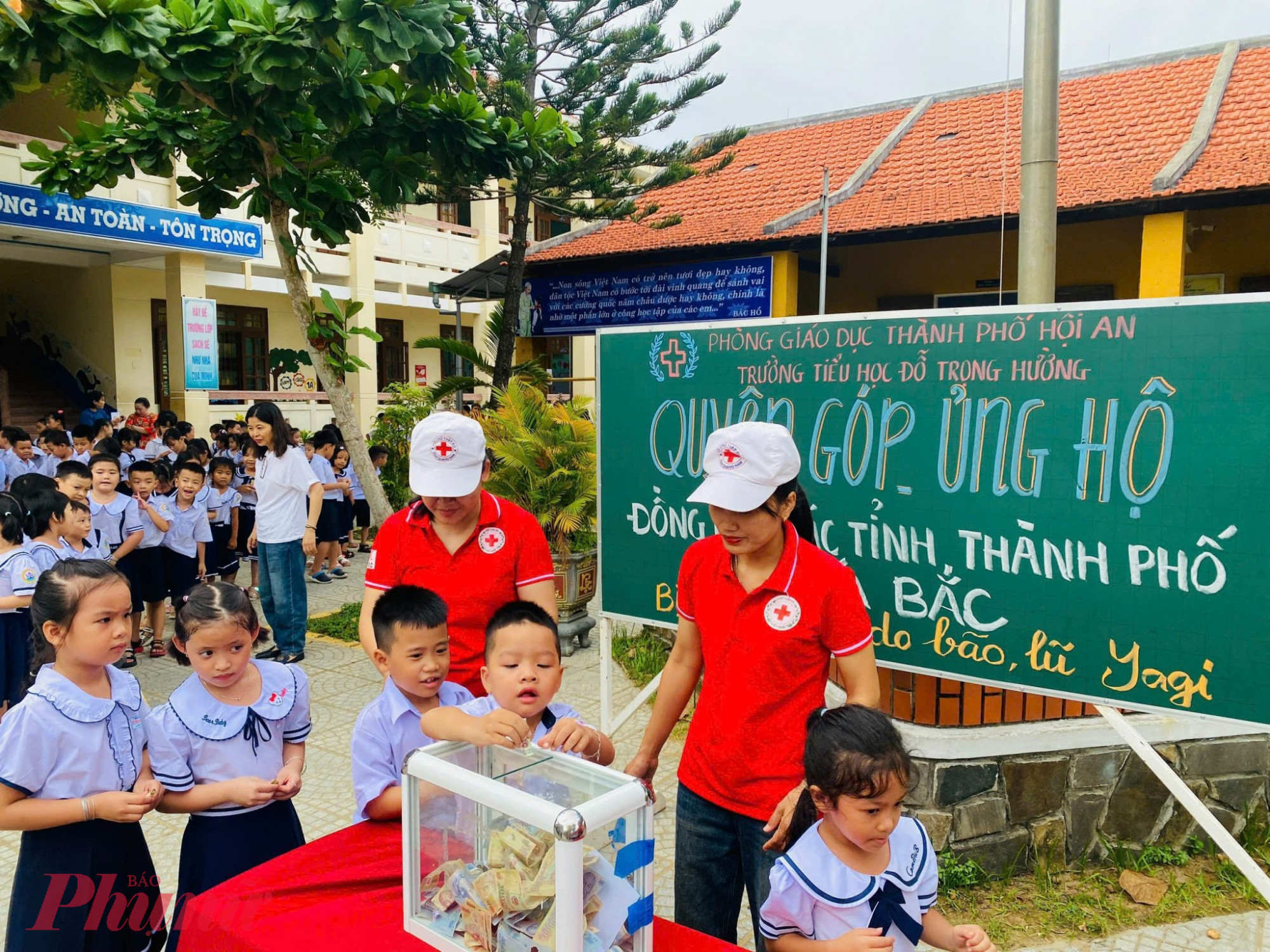 Giáo viên, học sinh TP Hội An tham gia ủng hộ đồng bào gặp thiên tai ở các tỉnh phía Bắc