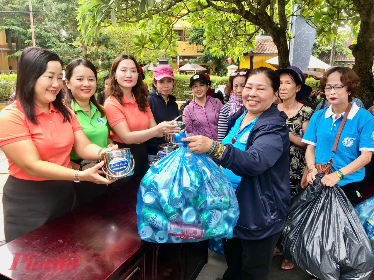 Đông đảo hội viên và bà con nhân dân đổi rác thải nhựa, vỏ lon để lấy sản phẩm thay thế