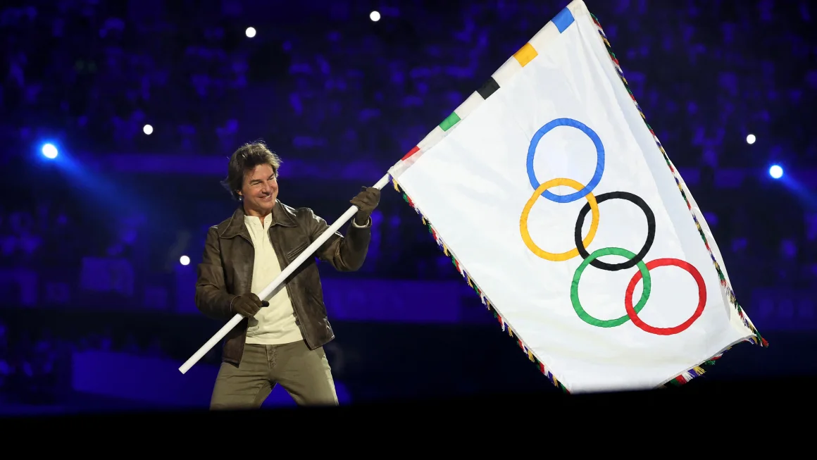 Tom Cruise gây ấn tượng mạnh với màn biểu diễn nguy hiểm liên hoàn ở đêm bế mạc Olympic Paris 2024