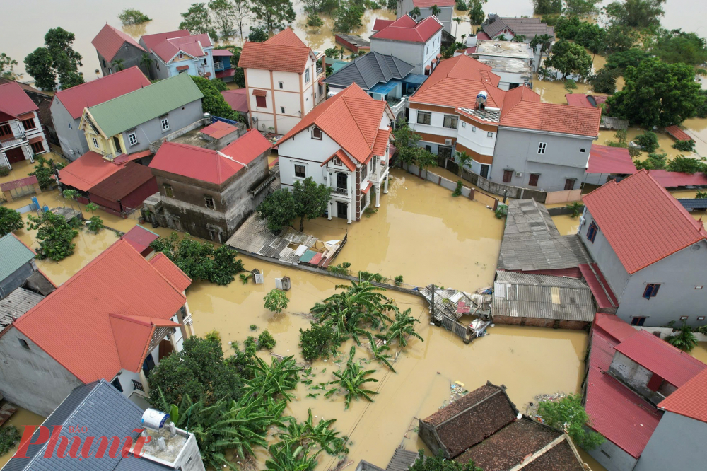 Ghi nhận vào ngày 13/9, tuy nước trên sông Cà Lồ đang thoát nhưng một số thôn như Lương Phúc, thôn Tăng Long của xã Việt Long (huyện Sóc Sơn, Hà Nội) nước đã ngập cao, nhiều điểm trên 2m.