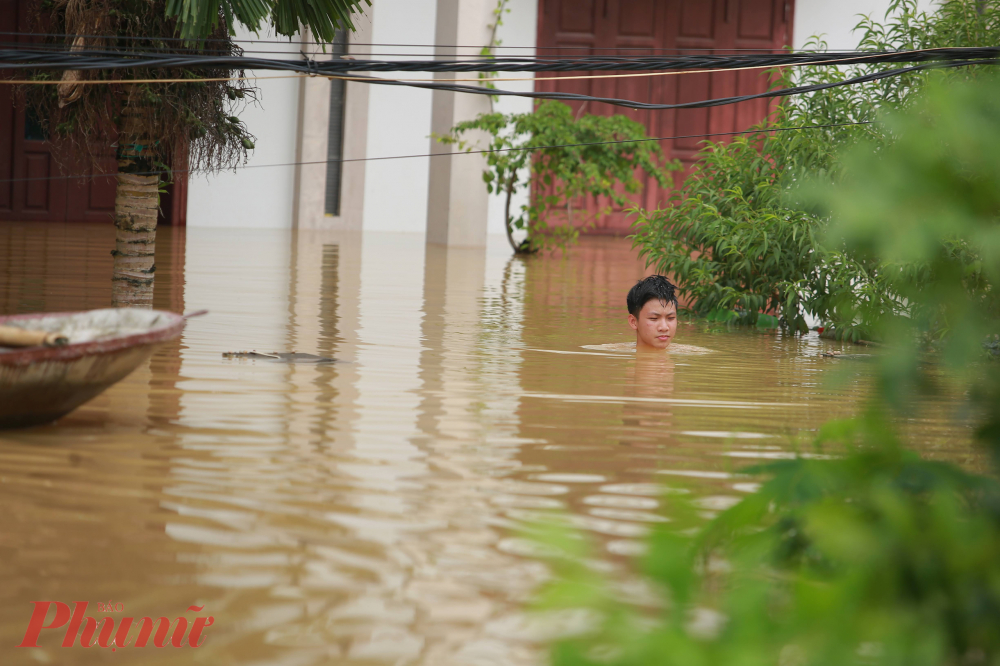 Đại diện xã Việt Long cho biết, xã có 2 thôn ngập hoàn toàn trong nước từ những ngày trước là thôn Lương Phúc, Tăng Long, vẫn còn nhiều điểm ngập sâu cho tới ngày 13/9.