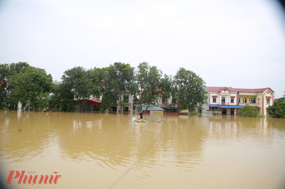 Một biển nước mênh mông, tuy đang rút chậm nhưng vẫn còn những thôn xã thuộc huyện Sóc Sơn vẫn đang chịu ảnh hưởng từ ngập lụt.