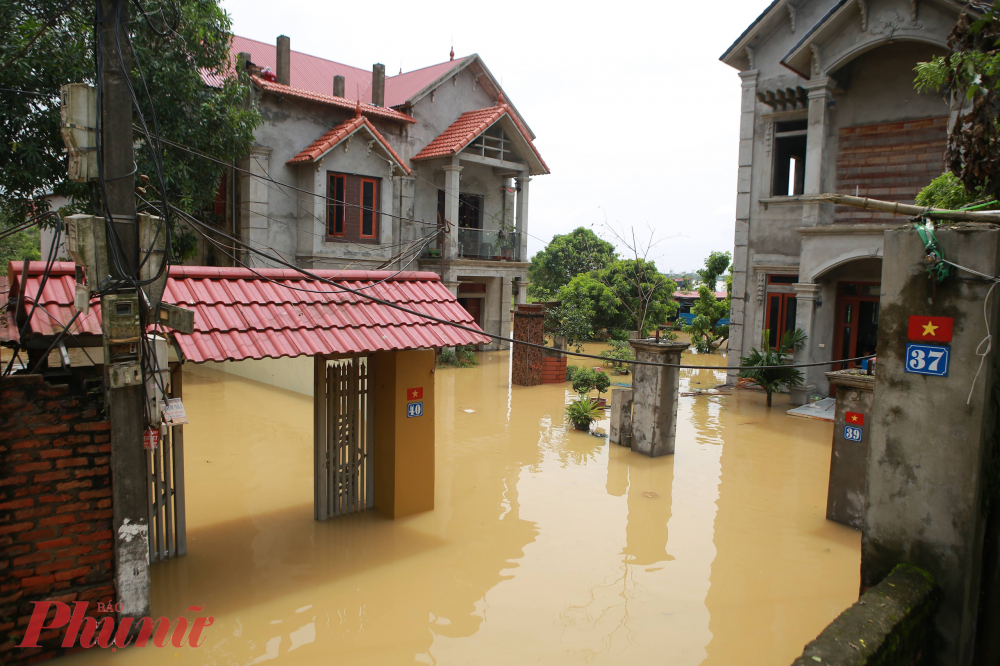 Hầu hết dân cư nhà cấp 4, nhà 1 tầng đều đã di dời. Chỉ còn lại một số nhà trên 2 tầng vẫn còn bám trụ để giữ gìn tài sản.