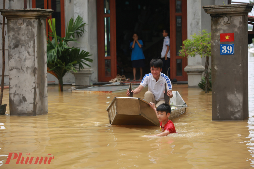 Nước ngập sâu, phương tiện di chuyển chính trong những ngày ngập lut là thuyền, bè.