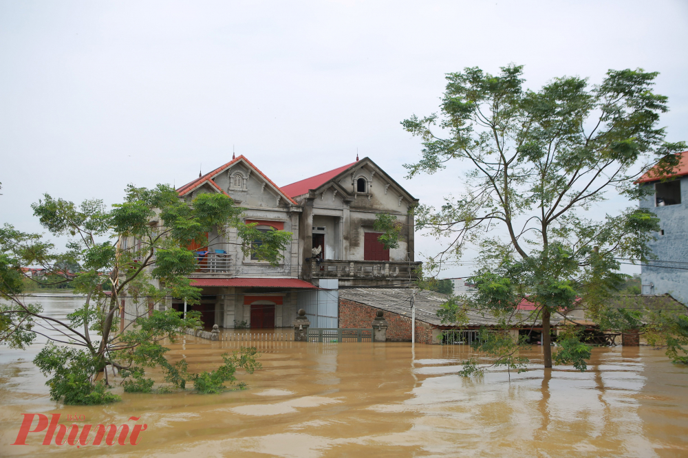 Hầu như không còn lối đi bộ để vào nhà tại khu vực xã này.