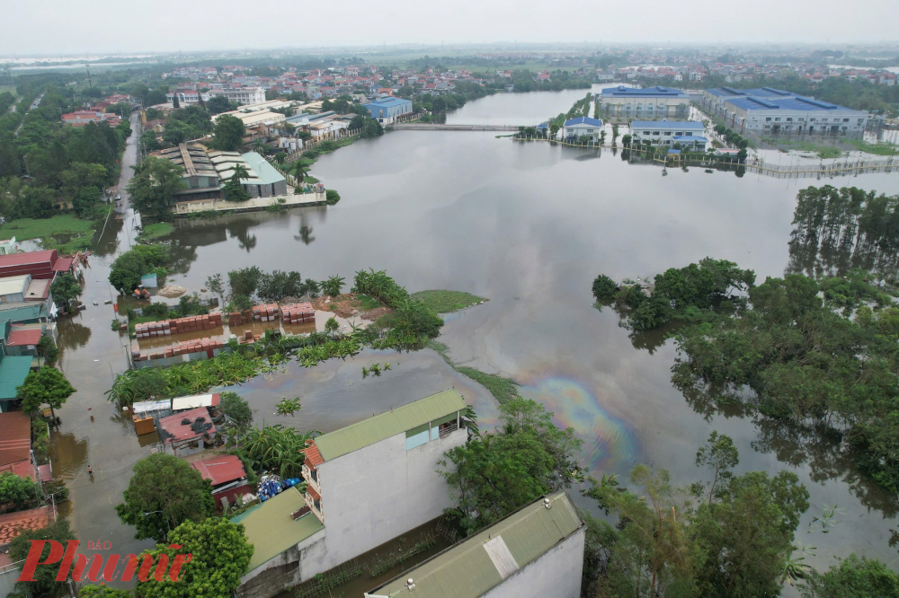 Một số nơi, nước ngập đến tận mái của nhà một tầng. Xung quanh mênh mông là biển nước.