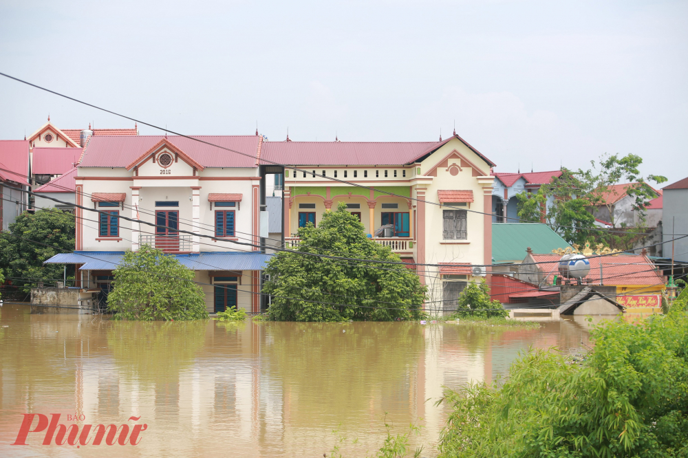 thôn Tăng Long có 79 hộ dân với 325 nhân khẩu (do thôn này giáp đê nên không áp dụng bắt buộc phải di dời).