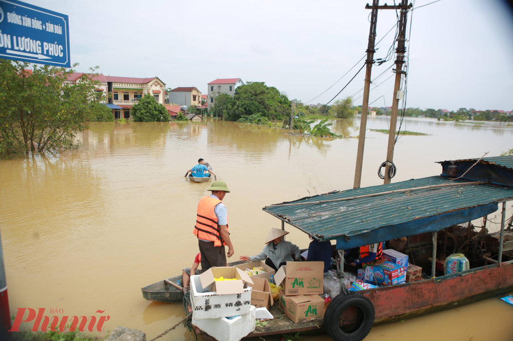 Thông tin từ lãnh đạo xã Việt Long cho biết, ban chỉ huy phòng chống thiên tai của xã đã cung cấp nhu yếu phẩm cho nhân dân thuộc diện phải di dời như nước, mì tôm, sữa…, các địa điểm di dời người dân đến là trường tiểu học, mầm non của xã Việt Long và các hộ dân thân quen với các nhà thuộc diện di dời.